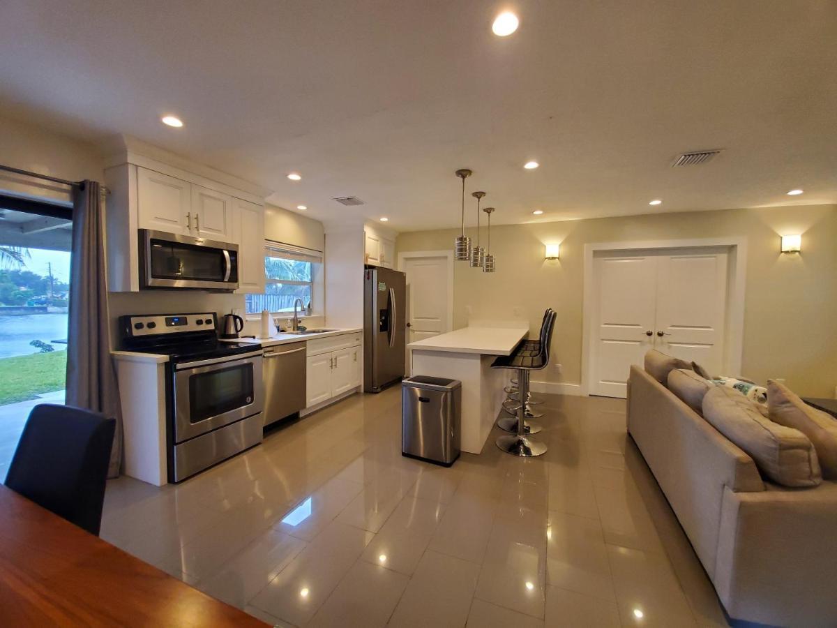 Lakefront Vacation Home - Sleeps 8 デイビー エクステリア 写真