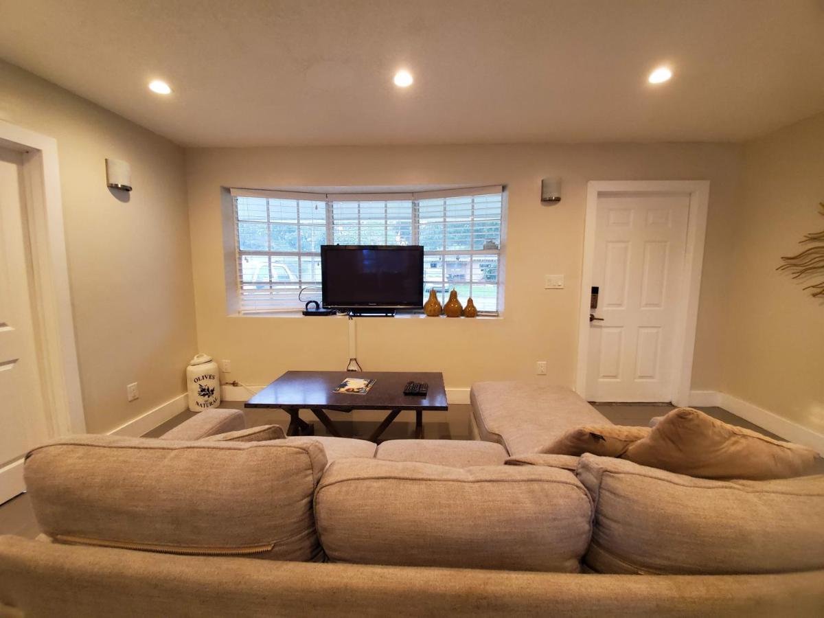 Lakefront Vacation Home - Sleeps 8 デイビー エクステリア 写真